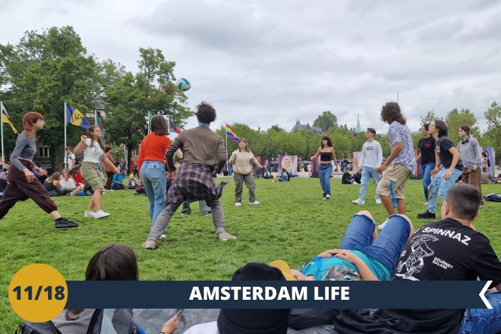 Nel cuore di Amsterdam, l'Oosterpark è un'oasi verde ideale per concedersi una pausa rilassante lontano dalla frenesia della città. Circondato da edifici in stile Art Nuoveau, offre ampi spazi erbosi da percorrere, ammirando un'interessante collezione di sculture all'aperto. Un luogo ideale per trascorrere una giornata a divertirsi, scoprendo quegli angoli verdi che rendono Amsterdam una città unica. (escursione di mezza giornata)