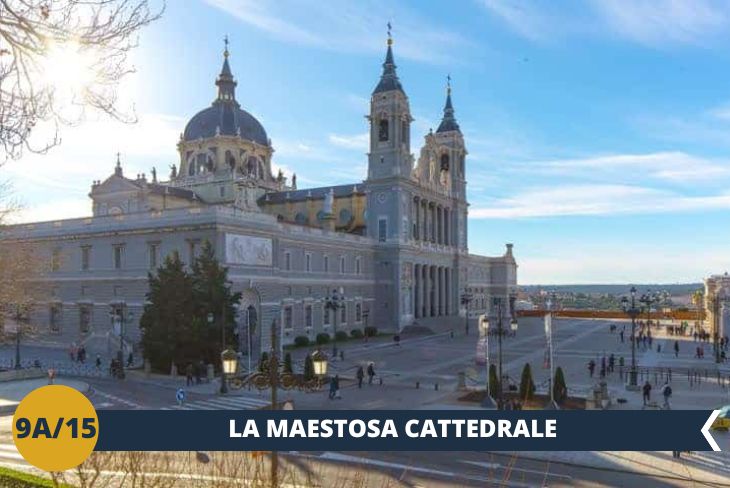 Eretta sul luogo di una precedente moschea, la Cattedrale dell’Almudena domina il centro storico della città con la sua maestosa facciata. Consacrata nel 1993 da Papa Giovanni Paolo II, è dedicata alla patrona della città, la Virgen de la Almudena. Neoromanico, neogotico e neoclassico sono i tre stili che caratterizzano il duomo di Madrid. Al suo interno è impossibile non ammirare le maestose navate, le cappelle laterali, gli eleganti pilastri e le vetrate policrome. Con le sue terrazze panoramiche sulla città, la Cattedrale rappresenta da secoli il centro geografico e spirituale di Madrid.