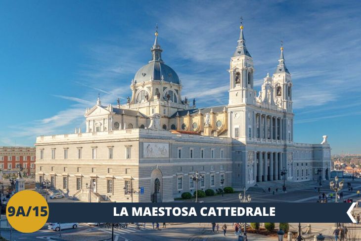 Eretta sul luogo di una precedente moschea, la Cattedrale dell’Almudena domina il centro storico della città con la sua maestosa facciata. Consacrata nel 1993 da Papa Giovanni Paolo II, è dedicata alla patrona della città, la Virgen de la Almudena. Neoromanico, neogotico e neoclassico sono i tre stili che caratterizzano il duomo di Madrid. Al suo interno è impossibile non ammirare le maestose navate, le cappelle laterali, gli eleganti pilastri e le vetrate policrome. Con le sue terrazze panoramiche sulla città, la Cattedrale rappresenta da secoli il centro geografico e spirituale di Madrid.