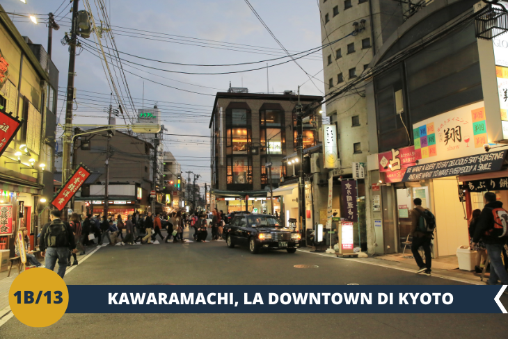 Kawaramachi Street corre parallela alla riva occidentale del fiume Kamo sul lato orientale di Kyoto, in Giappone. Il suo incrocio con Shijō Street si chiama Shijō Kawaramachi ed è uno dei principali quartieri dello shopping della città.